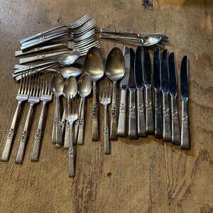 Lot 32 pcs Onieda Community Morning Star Silver plate silverware flatware